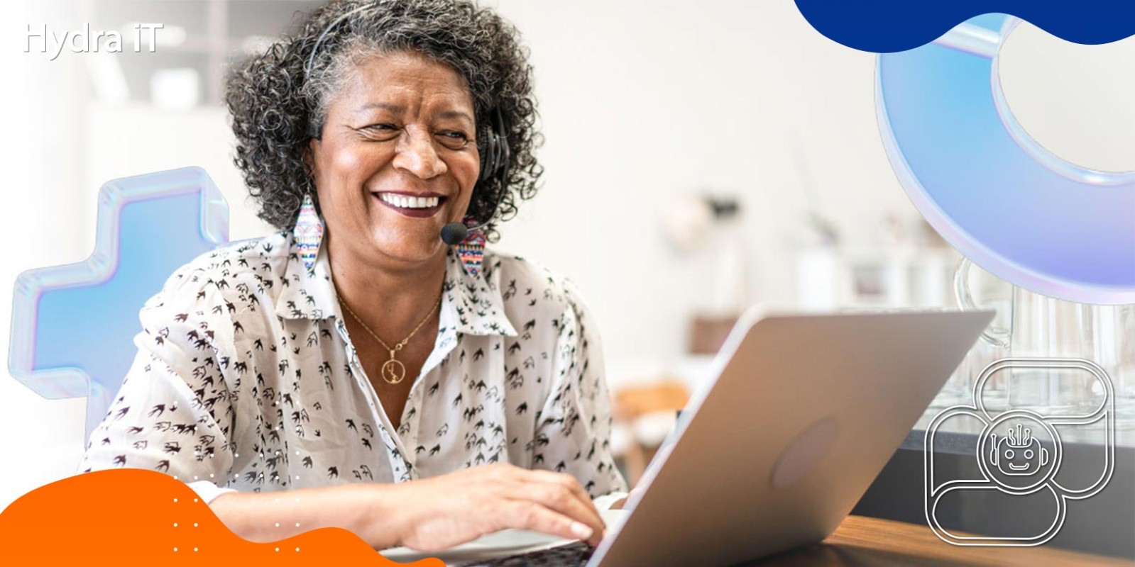 Pessoa que trabalha com IA no CRM a sorrir para o computador