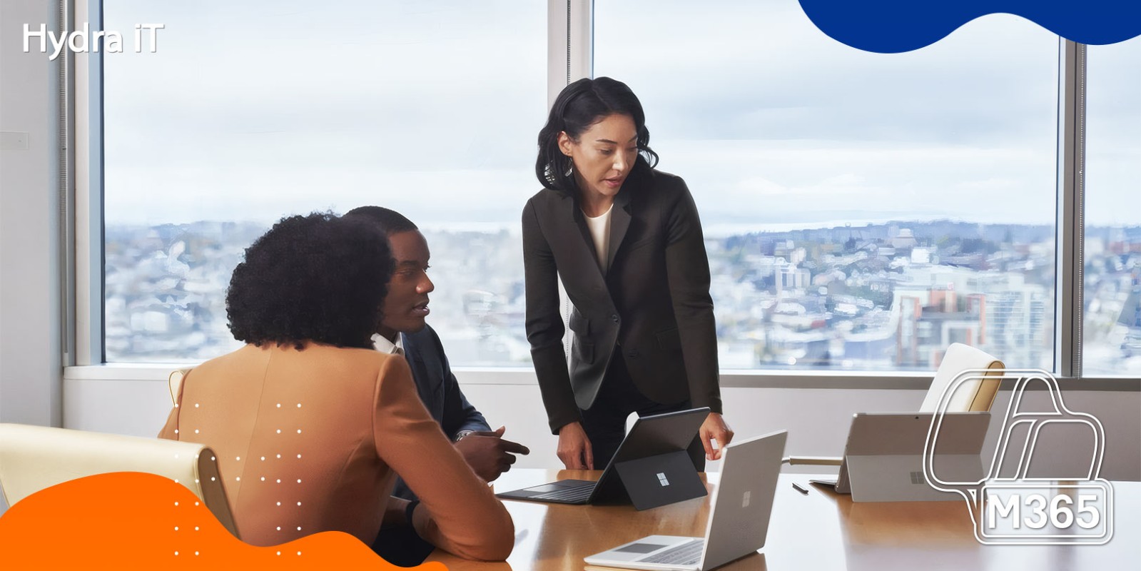 Pessoas numa sala de reuniões a utilizar o Microsoft 365 Copilot Business