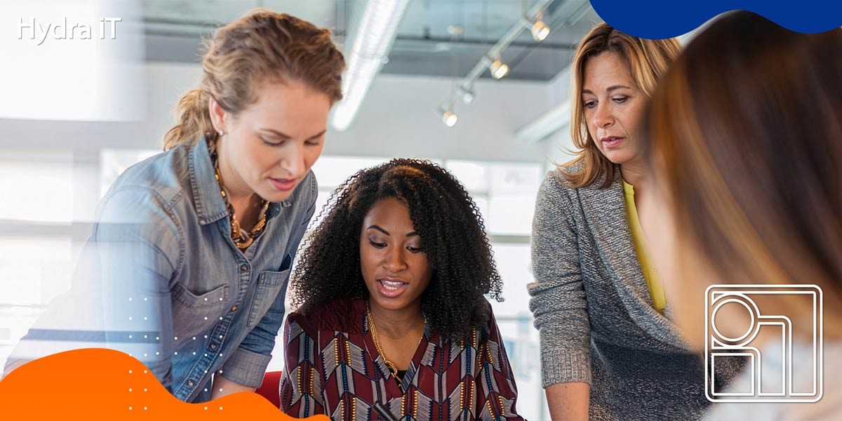 Pessoas a utilizar o sistema de recursos humanos Microsoft Dynamics 365 Human Resources